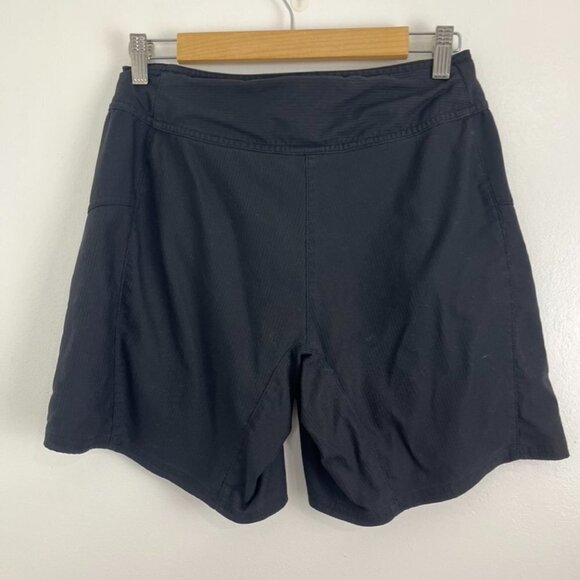 MEC Women's Black Short w/ Zip Pockets & Built-In Belt - Picture 6 of 6